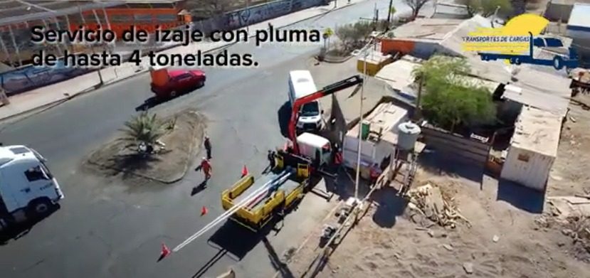 Instalación de postes, con camión pluma, Antofagasta.